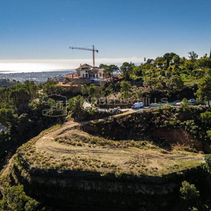 Luxusgrundstück mit genehmigtem Villenprojekt zum Verkauf in La Zagaleta, Benahavís mit Panoramablick auf das Meer