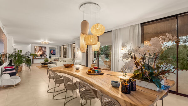 Villa de Lujo en Primera Línea de Golf en Venta en Las Brisas, Nueva Andalucía