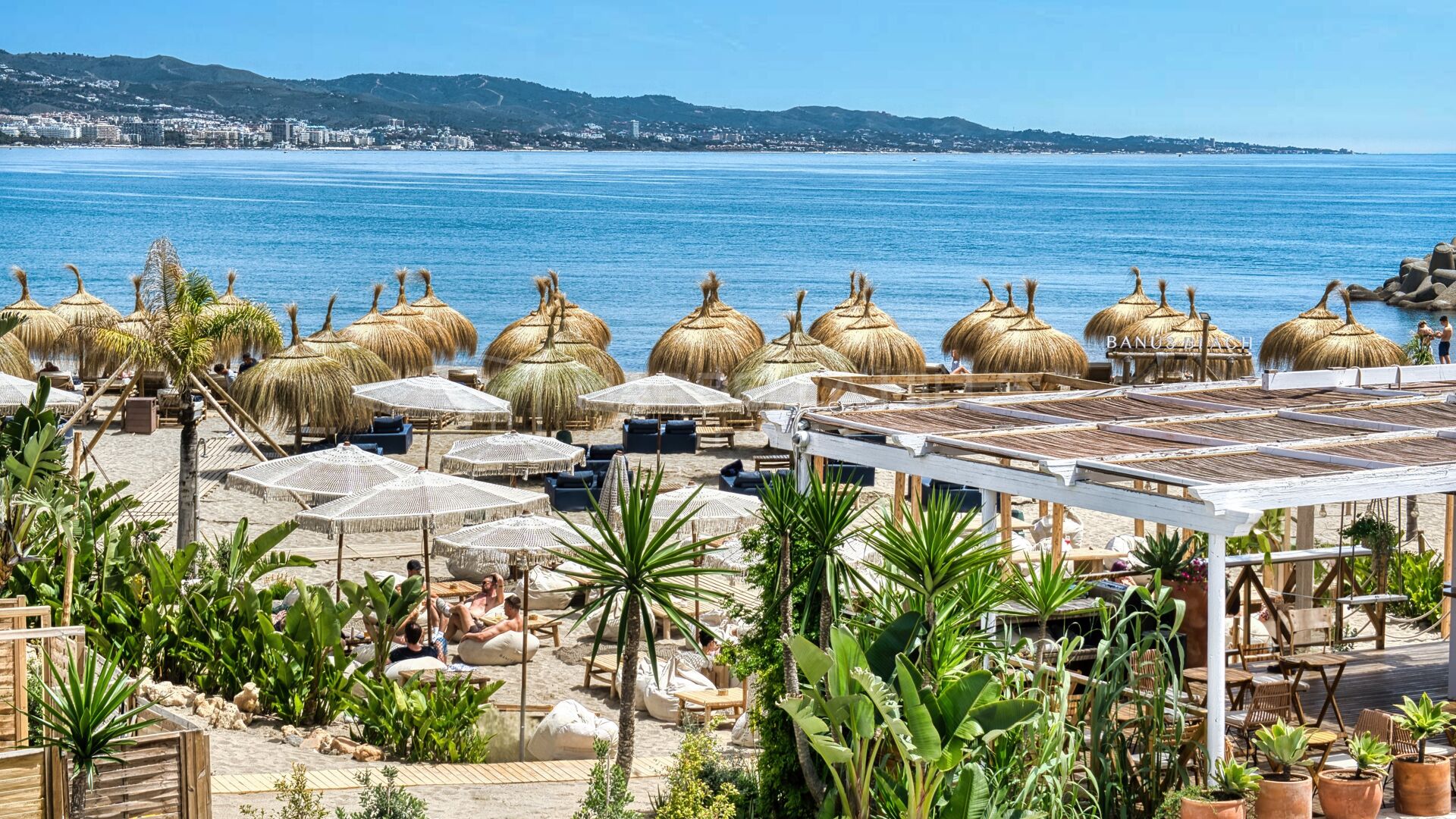 Apartamento en primera línea de playa en venta en Puerto Banús | Apartamento reformado con vistas al mar