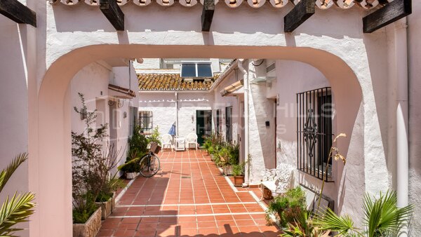 Apartamento en primera línea de playa en venta en Puerto Banús | Apartamento reformado con vistas al mar