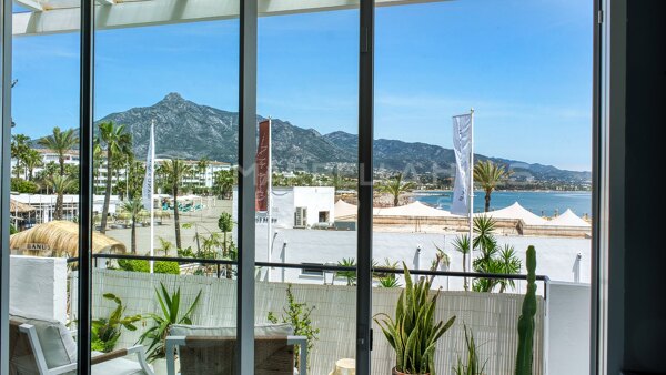 Apartamento en primera línea de playa en venta en Puerto Banús | Apartamento reformado con vistas al mar