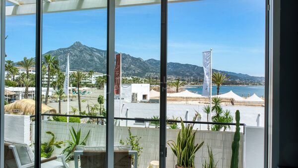 Apartamento en primera línea de playa en venta en Puerto Banús | Apartamento reformado con vistas al mar