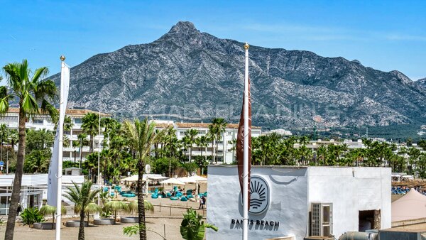 Apartamento en primera línea de playa en venta en Puerto Banús | Apartamento reformado con vistas al mar