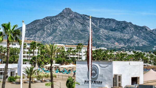 Apartamento en primera línea de playa en venta en Puerto Banús | Apartamento reformado con vistas al mar
