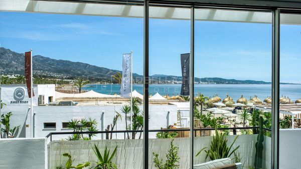 Apartamento en primera línea de playa en venta en Puerto Banús | Apartamento reformado con vistas al mar