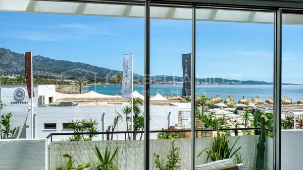 Apartamento en primera línea de playa en venta en Puerto Banús | Apartamento reformado con vistas al mar