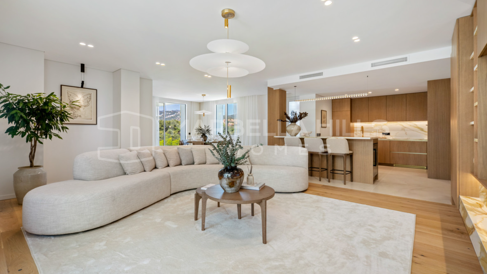 Luxus-Penthouse in Los Monteros, Marbella Ost zu verkaufen | Komplett renoviert und fußläufig zum Strand