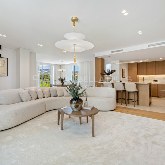 Luxus-Penthouse in Los Monteros, Marbella Ost zu verkaufen | Komplett renoviert und fußläufig zum Strand