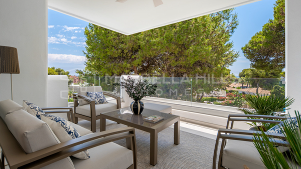Ático de lujo reformado en venta en Los Monteros, Marbella Este | A poca distancia de la playa