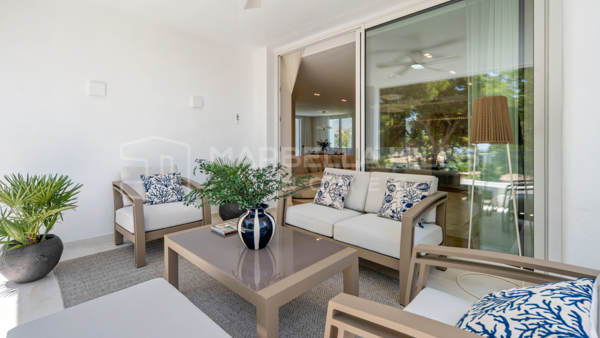 Ático de lujo reformado en venta en Los Monteros, Marbella Este | A poca distancia de la playa