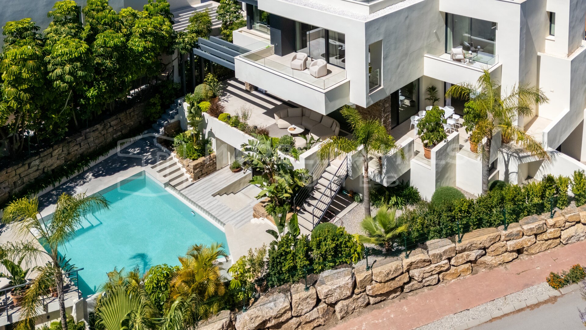 Villa contemporánea de lujo en venta en El Campanario, Estepona Este | Piscina privada y solárium