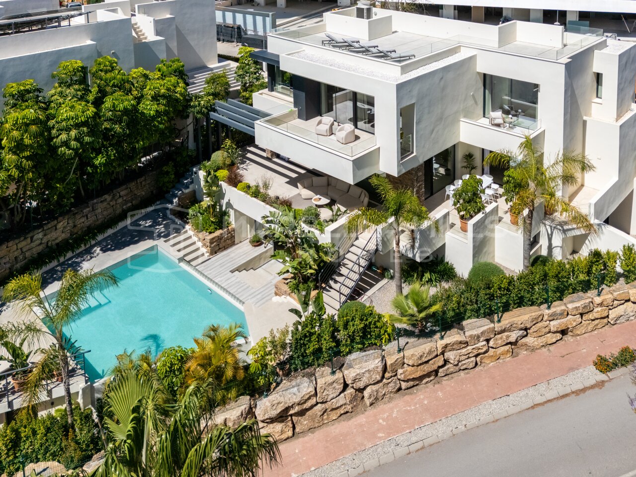 Moderne Luxusvilla in El Campanario, Estepona Ost zu verkaufen | Privater Pool & Dachterrasse