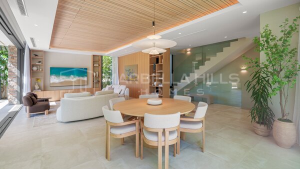 Villa contemporaine de luxe à vendre à El Campanario, Estepona Est | Piscine privée et solarium