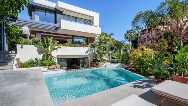 Villa contemporaine de luxe à vendre à El Campanario, Estepona Est | Piscine privée et solarium