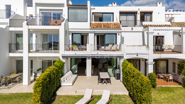 Maison de ville de luxe en première ligne de golf à vendre à La Quinta, Benahavís | Vue mer et montagne