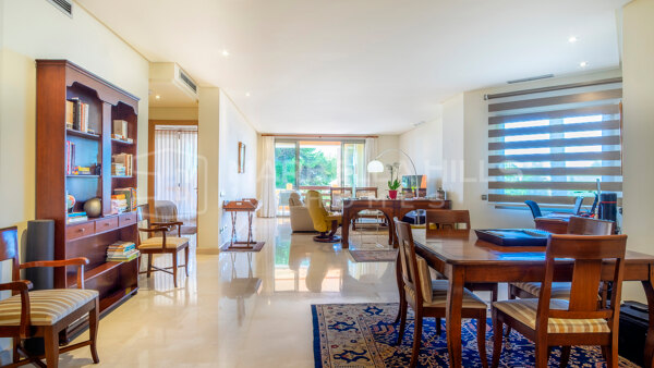 Apartamento de lujo en venta en Mansion Club, Milla de Oro de Marbella | Vistas panorámicas al mar