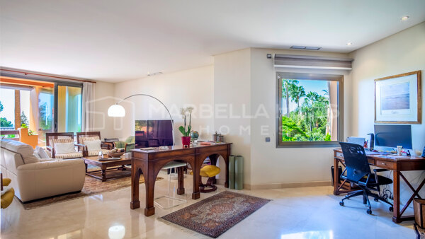 Apartamento de lujo en venta en Mansion Club, Milla de Oro de Marbella | Vistas panorámicas al mar