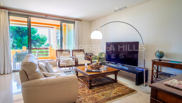 Apartamento de lujo en venta en Mansion Club, Milla de Oro de Marbella | Vistas panorámicas al mar