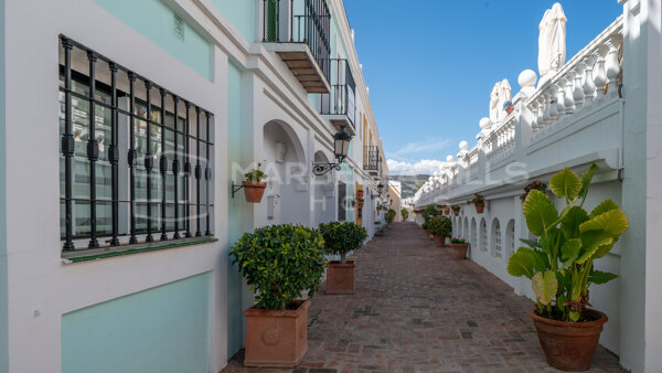 Casa adosada con encanto en venta en Aloha Pueblo, Nueva Andalucía | Vistas panorámicas y solárium