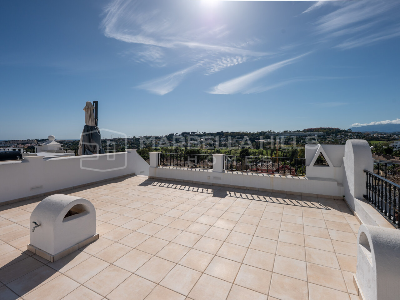 Maison de village pleine de charme à vendre à Aloha Pueblo, Nueva Andalucía | Vue panoramique et solarium