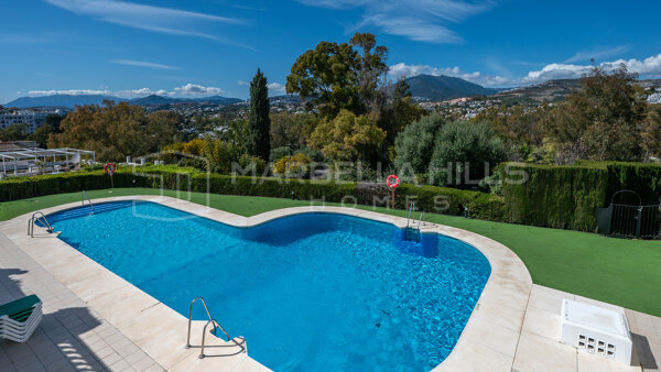 Casa adosada con encanto en venta en Aloha Pueblo, Nueva Andalucía | Vistas panorámicas y solárium