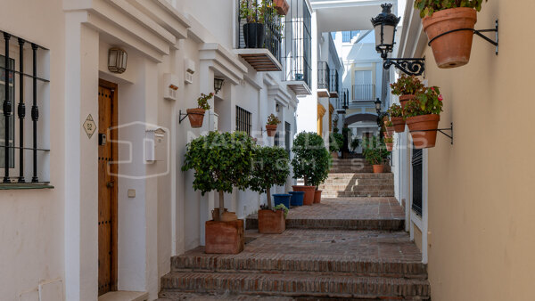 Casa adosada con encanto en venta en Aloha Pueblo, Nueva Andalucía | Vistas panorámicas y solárium