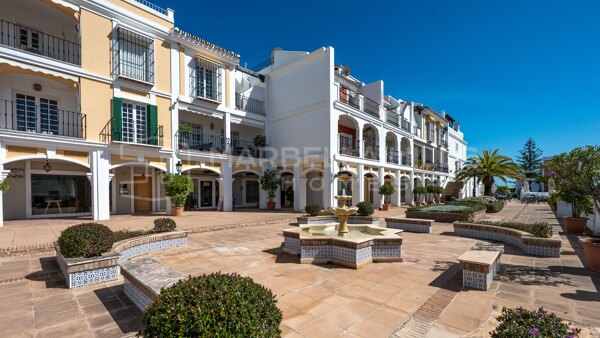 Casa adosada con encanto en venta en Aloha Pueblo, Nueva Andalucía | Vistas panorámicas y solárium