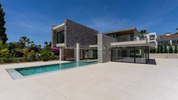 Contemporary Beachside Villa for Sale in Cortijo Blanco, San Pedro de Alcántara