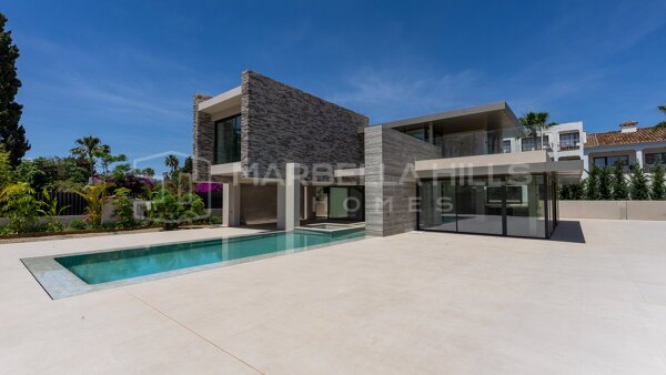 Contemporary Beachside Villa for Sale in Cortijo Blanco, San Pedro de Alcántara