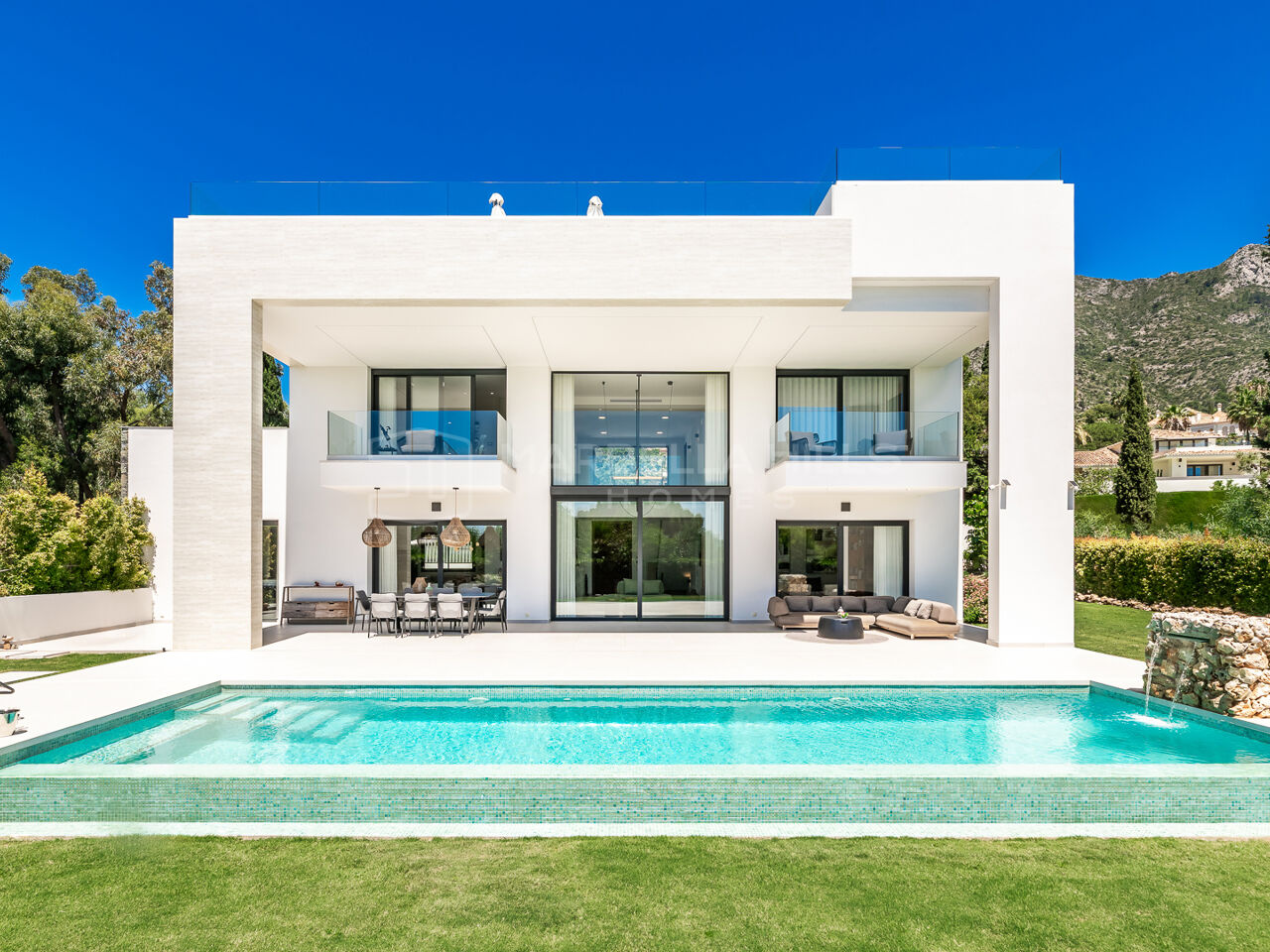 Contemporary Luxury Villa for Sale in Cascada de Camoján, Marbella Golden Mile with Panoramic Sea Views