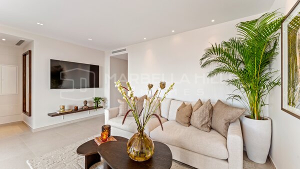 Renovierte Luxuswohnung an Marbellas Goldener Meile zu verkaufen | Meerblick in Coto Real