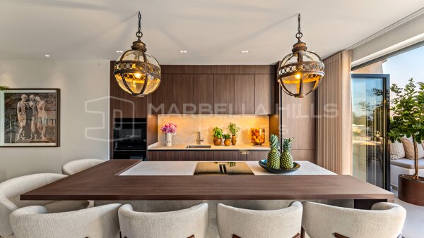 Renovierte Luxuswohnung an Marbellas Goldener Meile zu verkaufen | Meerblick in Coto Real
