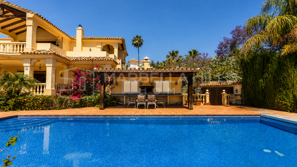 Renovierungsbedürftige Villa in La Quinta, Benahavís mit Meerblick und großem Wertsteigerungspotenzial