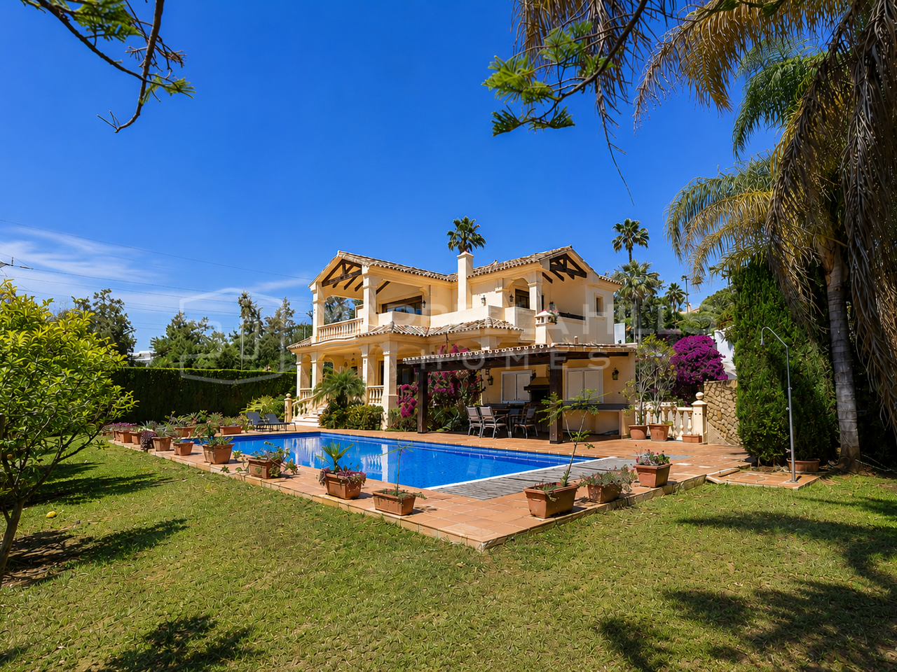 Renovierungsbedürftige Villa in La Quinta, Benahavís mit Meerblick und großem Wertsteigerungspotenzial