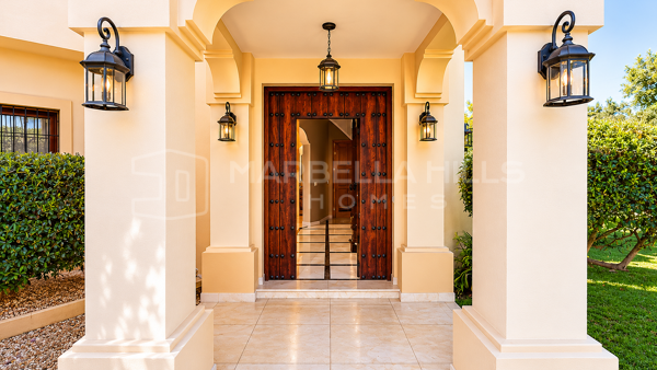 Renovierungsbedürftige Villa in La Quinta, Benahavís mit Meerblick und großem Wertsteigerungspotenzial
