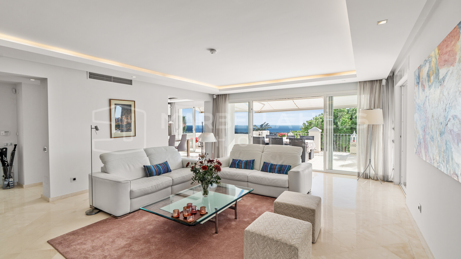 Maisonette-Wohnung mit Panoramablick auf das Meer zum Verkauf in Las Colinas de La Heredia, Benahavís