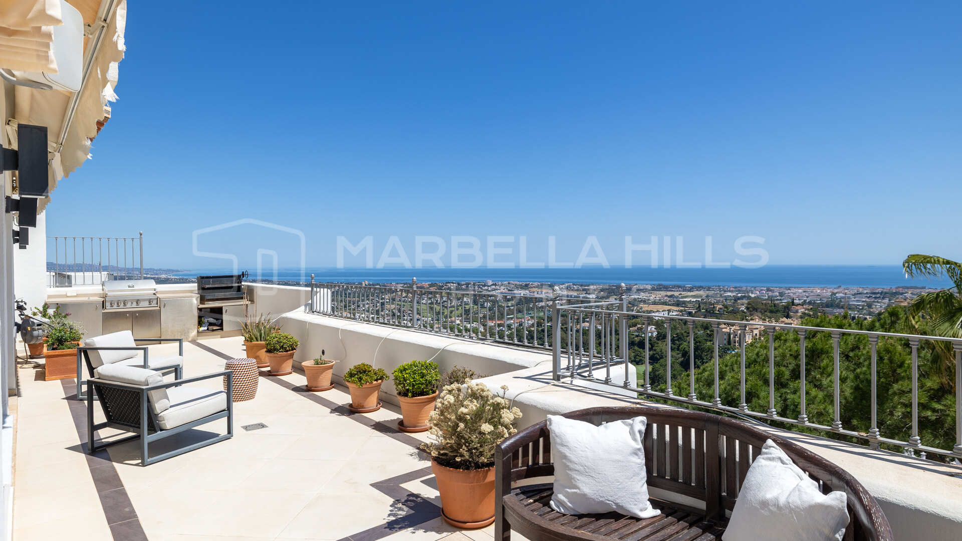 Maisonette-Wohnung mit Panoramablick auf das Meer zum Verkauf in La Heredia, Benahavís