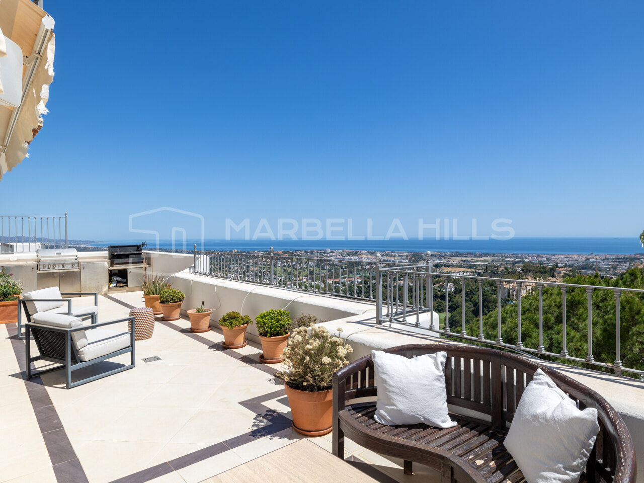 Maisonette-Wohnung mit Panoramablick auf das Meer zum Verkauf in La Heredia, Benahavís