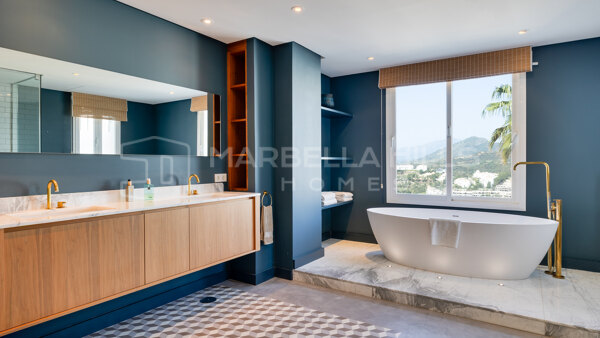 Maisonette-Wohnung mit Panoramablick auf das Meer zum Verkauf in La Heredia, Benahavís