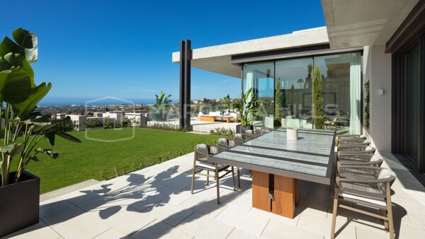 Contemporary Luxury Villa for Sale in The Hills, La Quinta, Benahavís with Panoramic Sea Views