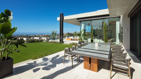 Contemporary Luxury Villa for Sale in The Hills, La Quinta, Benahavís with Panoramic Sea Views