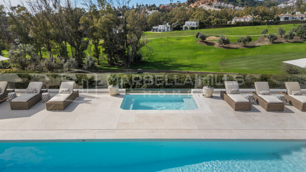 Villa de luxe en première ligne de golf à vendre à Los Naranjos, Nueva Andalucía