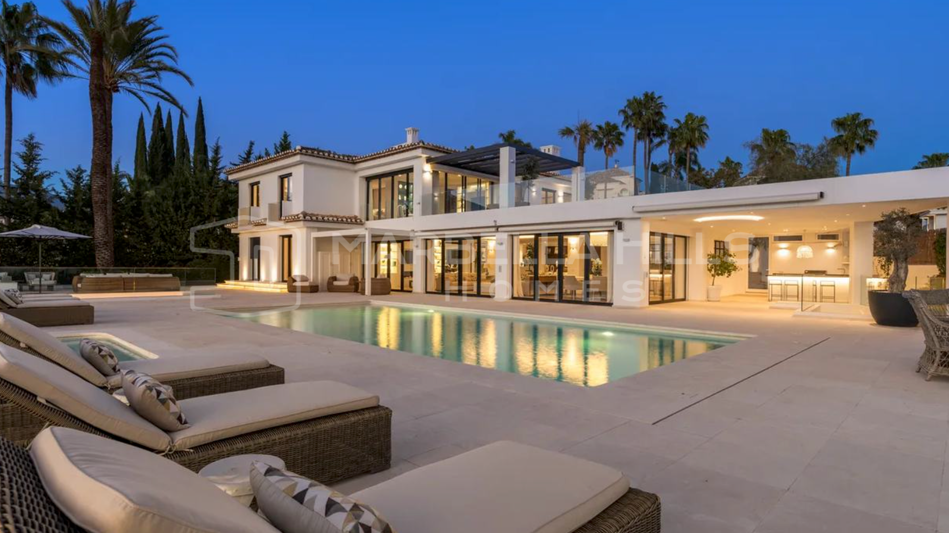 Frontline Golf Luxury Villa for Sale in Los Naranjos, Nueva Andalucía