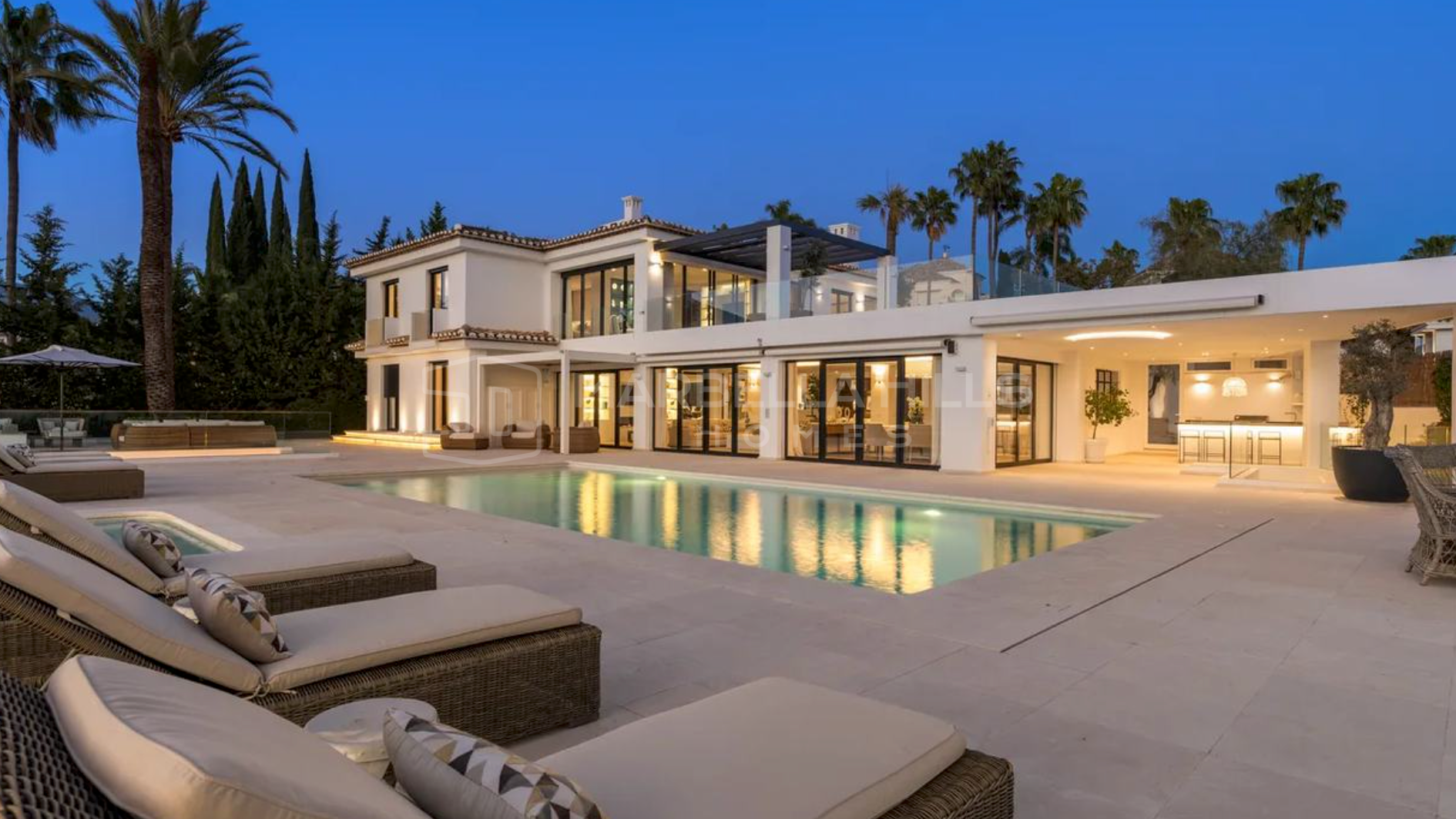 Frontline Golf Luxury Villa for Sale in Los Naranjos, Nueva Andalucía