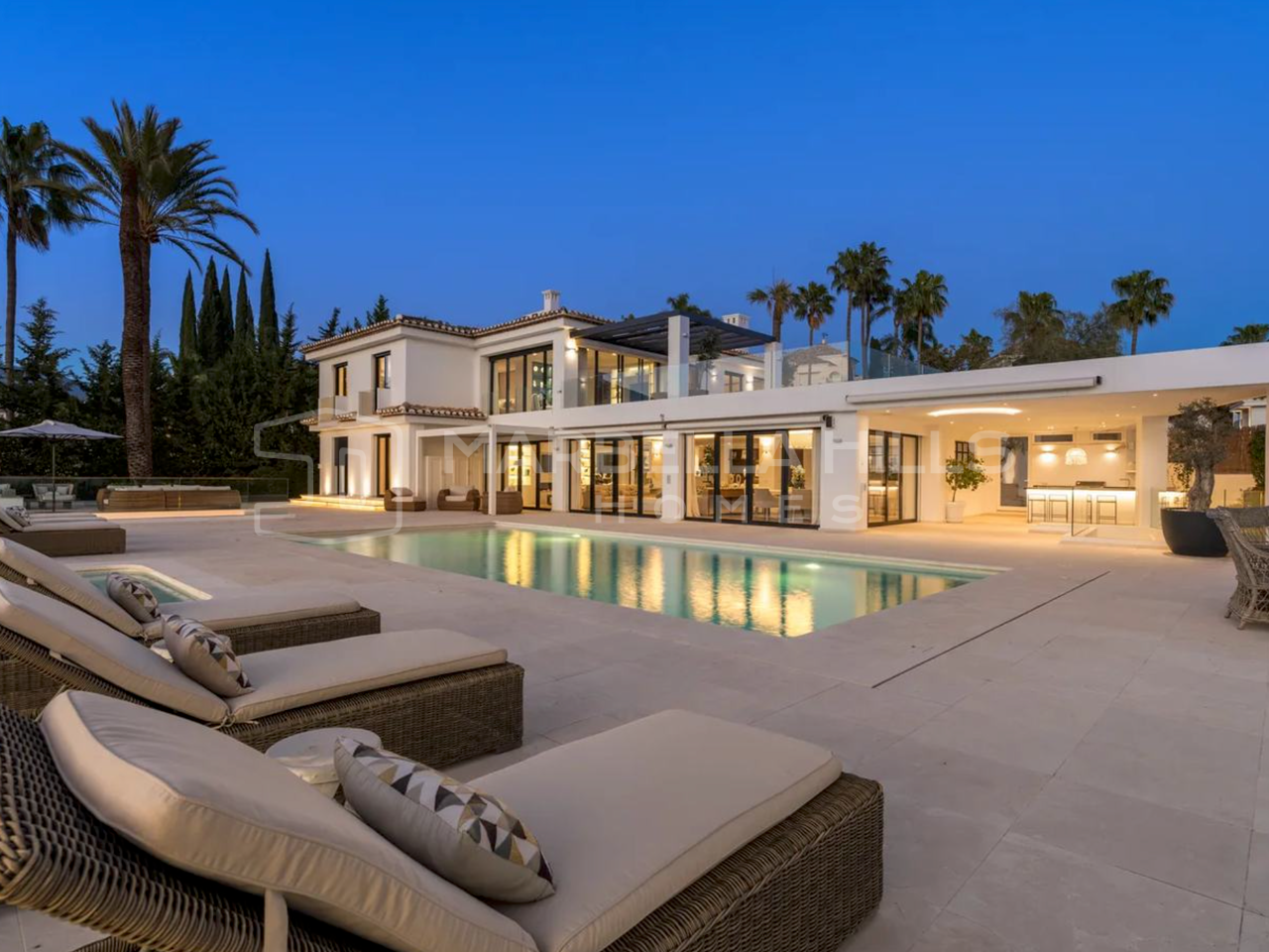Villa de luxe en première ligne de golf à vendre à Los Naranjos, Nueva Andalucía