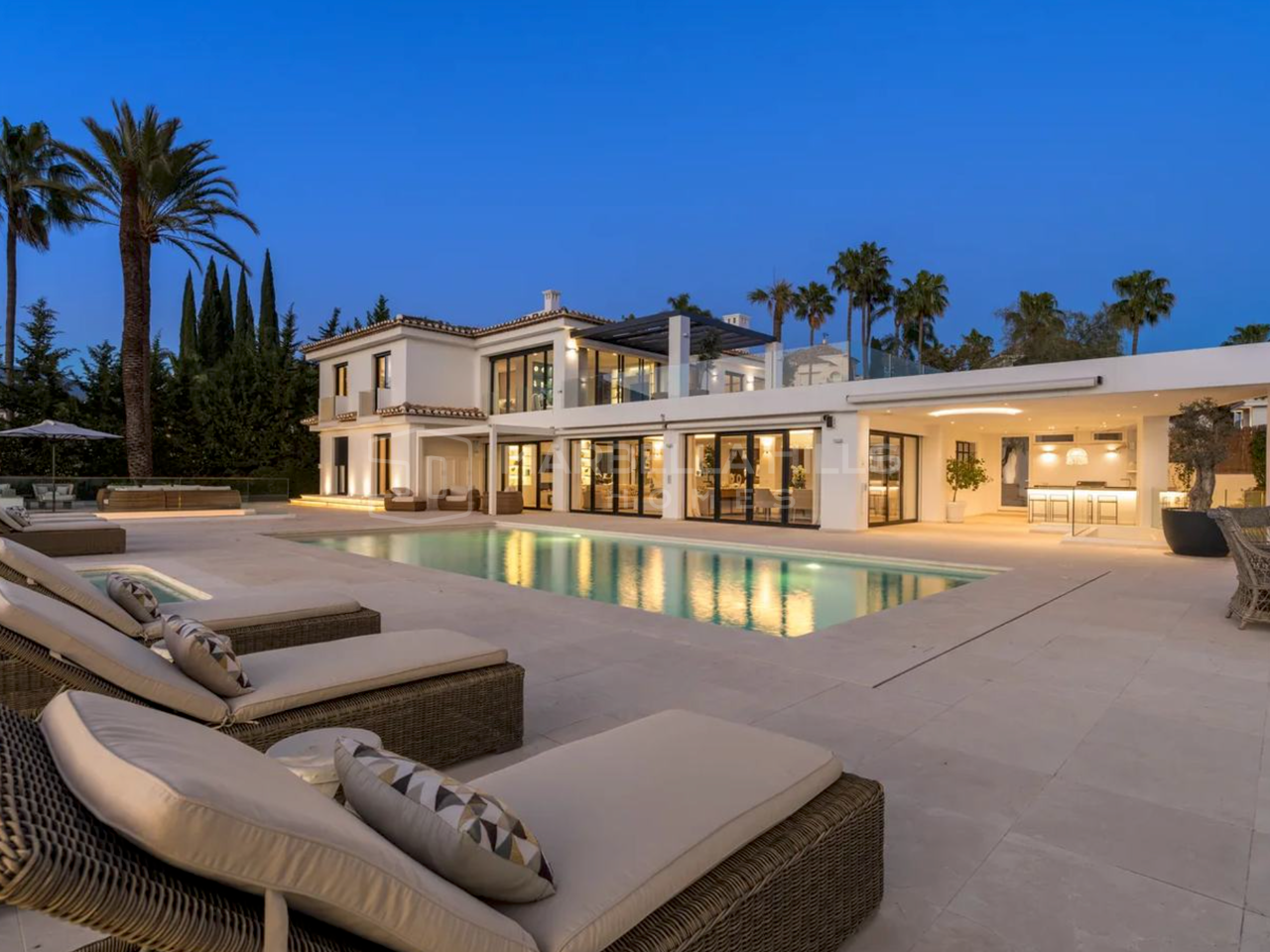 Villa de luxe en première ligne de golf à vendre à Los Naranjos, Nueva Andalucía