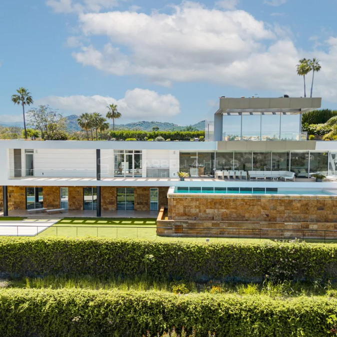 Contemporary Luxury Villa with Panoramic Sea Views for Sale in Los Arqueros, Benahavís