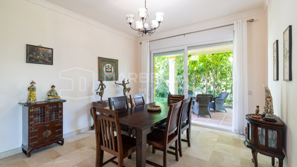Villa jumelée en première ligne de golf à vendre à Nueva Andalucía, Marbella
