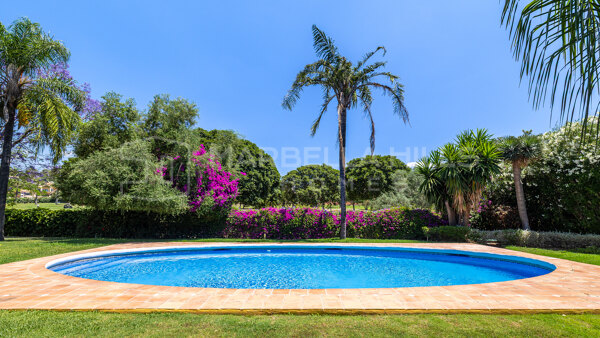 Villa jumelée en première ligne de golf à vendre à Nueva Andalucía, Marbella