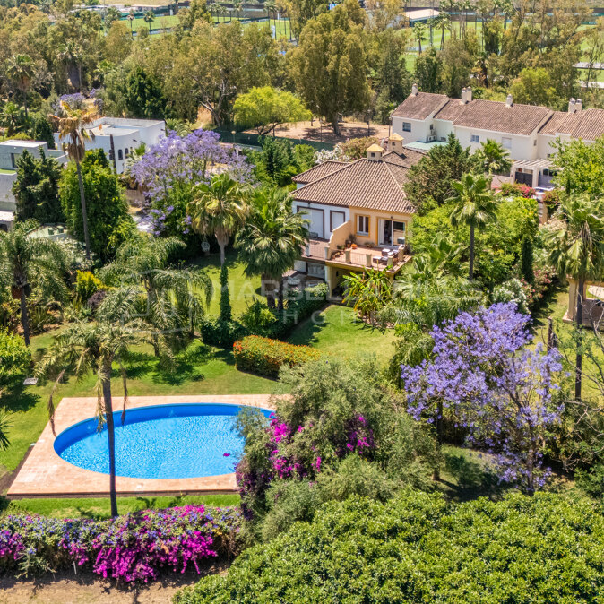 Doppelhaushälfte in erster Golflinie zum Verkauf in Nueva Andalucía, Marbella